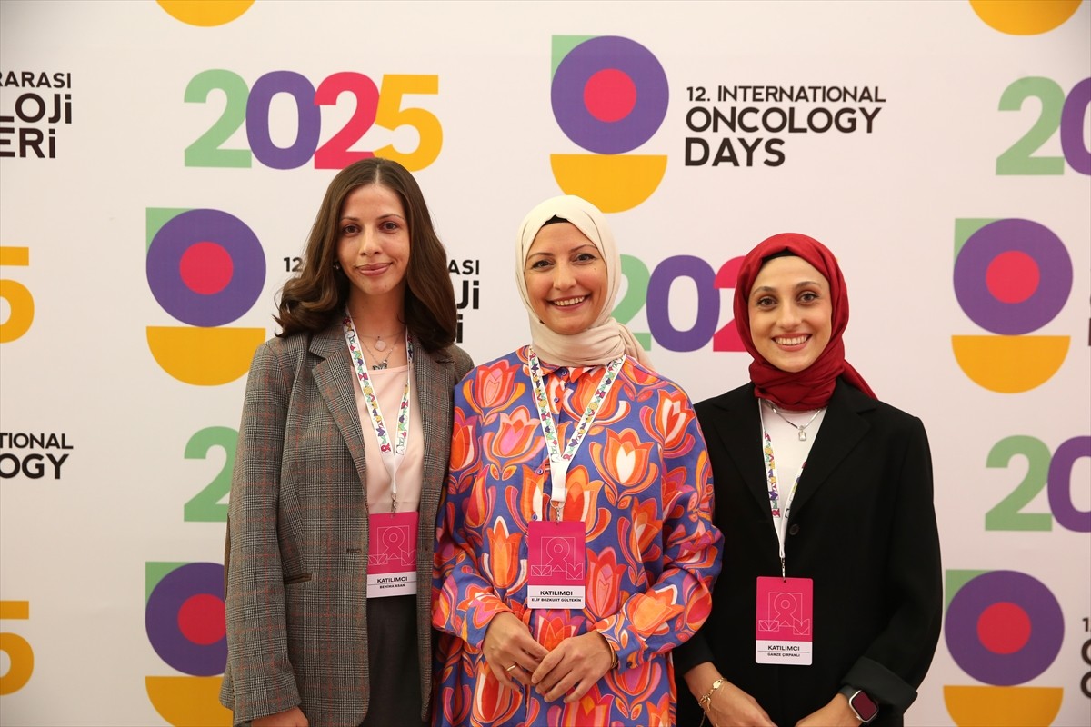 Muş'ta düzenlenen "12. Uluslararası Onkoloji Günleri" etkinliğine kanseri yenen İstanbullu Elif...