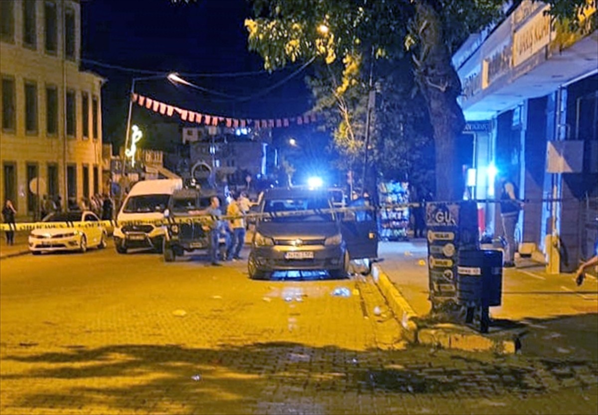 Muş'un Bulanık ilçesinde bir iş yerine düzenlenen silahlı saldırıda 2 kişi hayatını kaybetti....