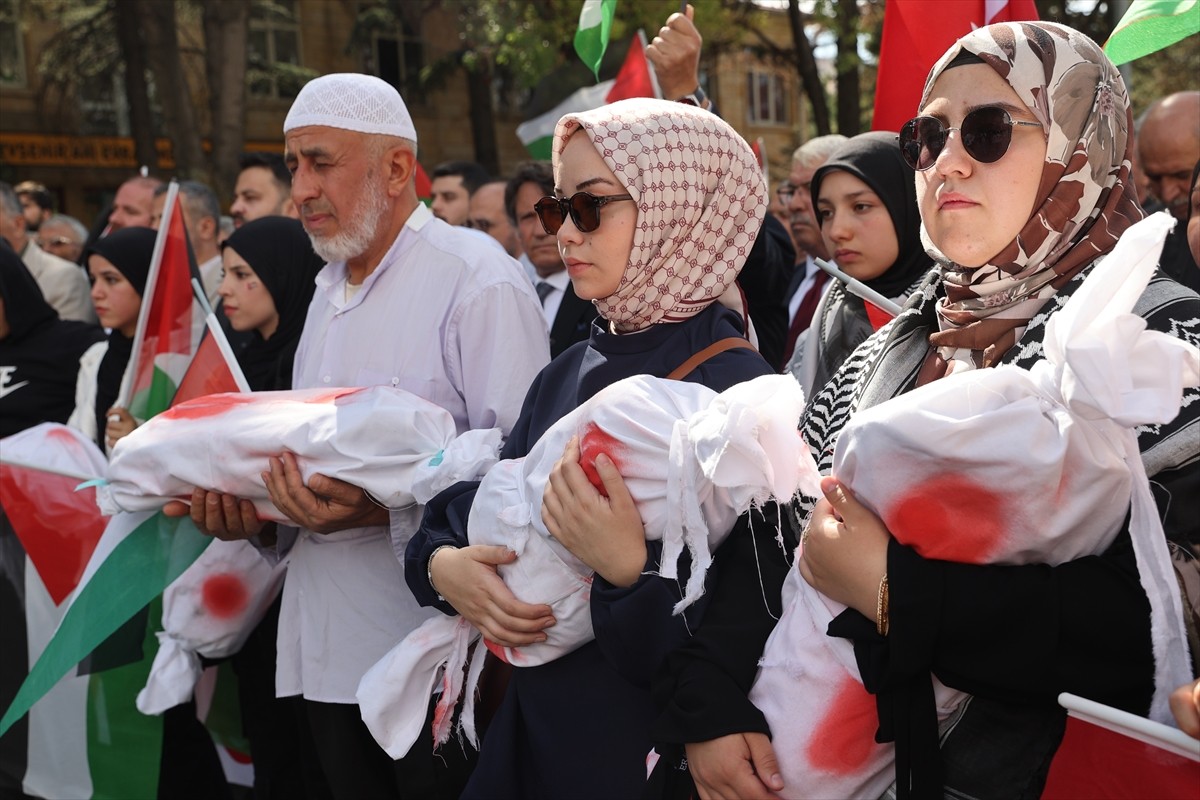 Nevşehir'de, İsrail'in soykırım yaptığı Gazze Şeridi'ne insani yardım girişini engelleyen...
