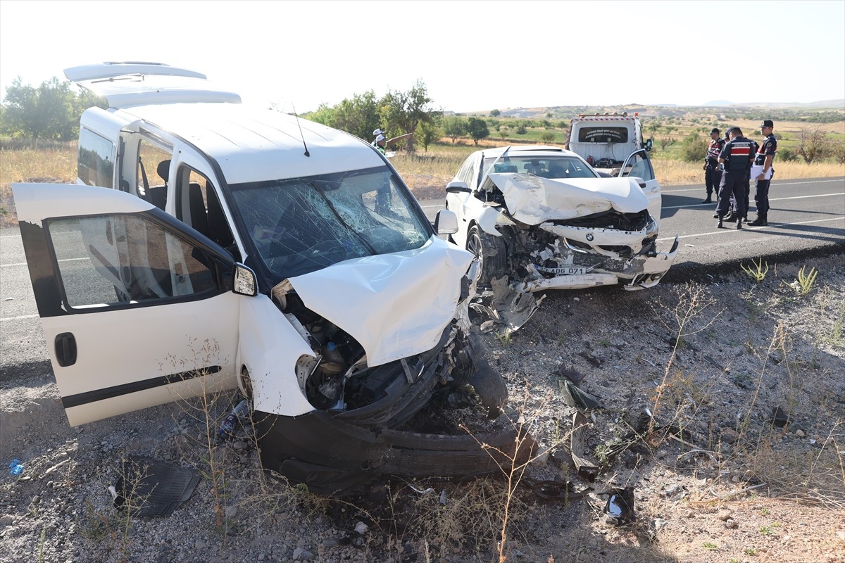 Nevşehir'de otomobil ile hafif ticari aracın çarpışması sonucu 4'ü çocuk 14 kişi yaralandı. Kaza...