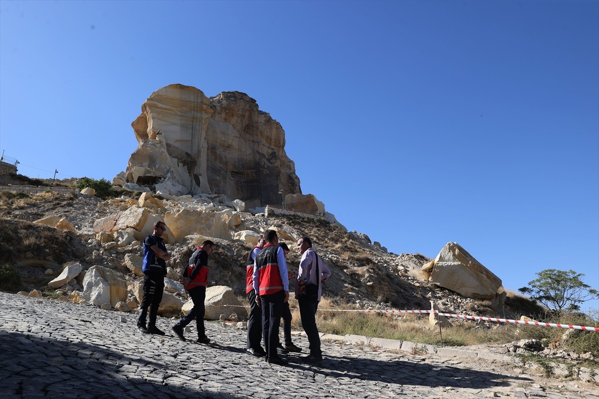 Nevşehir'in Ürgüp ilçesinde kaya kütlesinin koptuğu tüf kayaç oluşumlu Kadıkalesi'nde çalışma...
