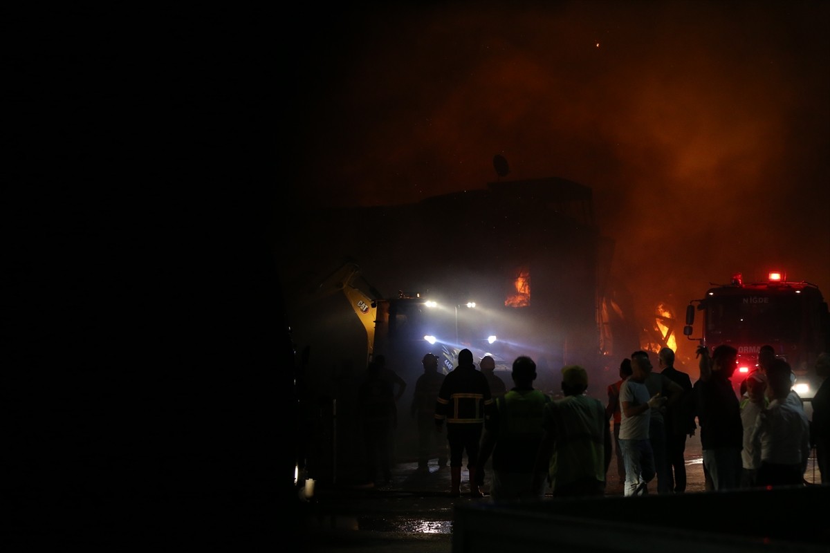 Niğde Organize Sanayi Bölgesi'nde (OSB) faaliyet gösteren ambalaj fabrikasında çıkan yangına...