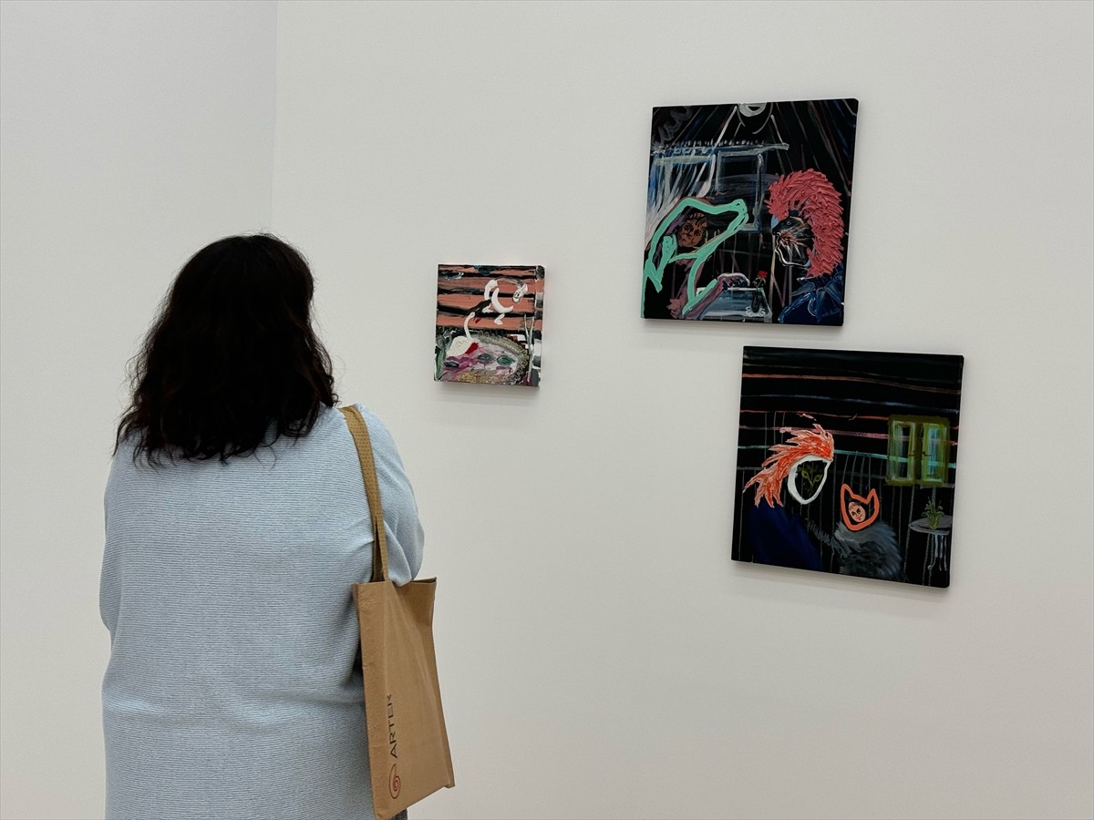 Nilbar Güreş'in Türkiye'deki ilk kurumsal solo sergisi "Kadife Bakış" yarın Arter'in 2. kat...