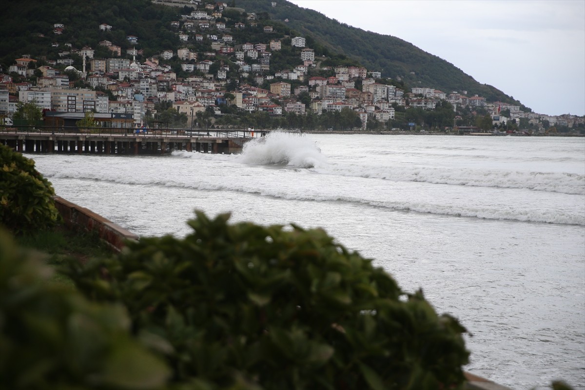 Ordu'da denizde etkisini gösteren kuvvetli rüzgar nedeniyle denizde dalgalar 4 metreye ulaştı.