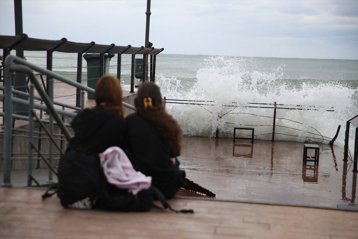 Ordu'da denizde etkisini gösteren kuvvetli rüzgar nedeniyle denizde dalgalar 4 metreye ulaştı.