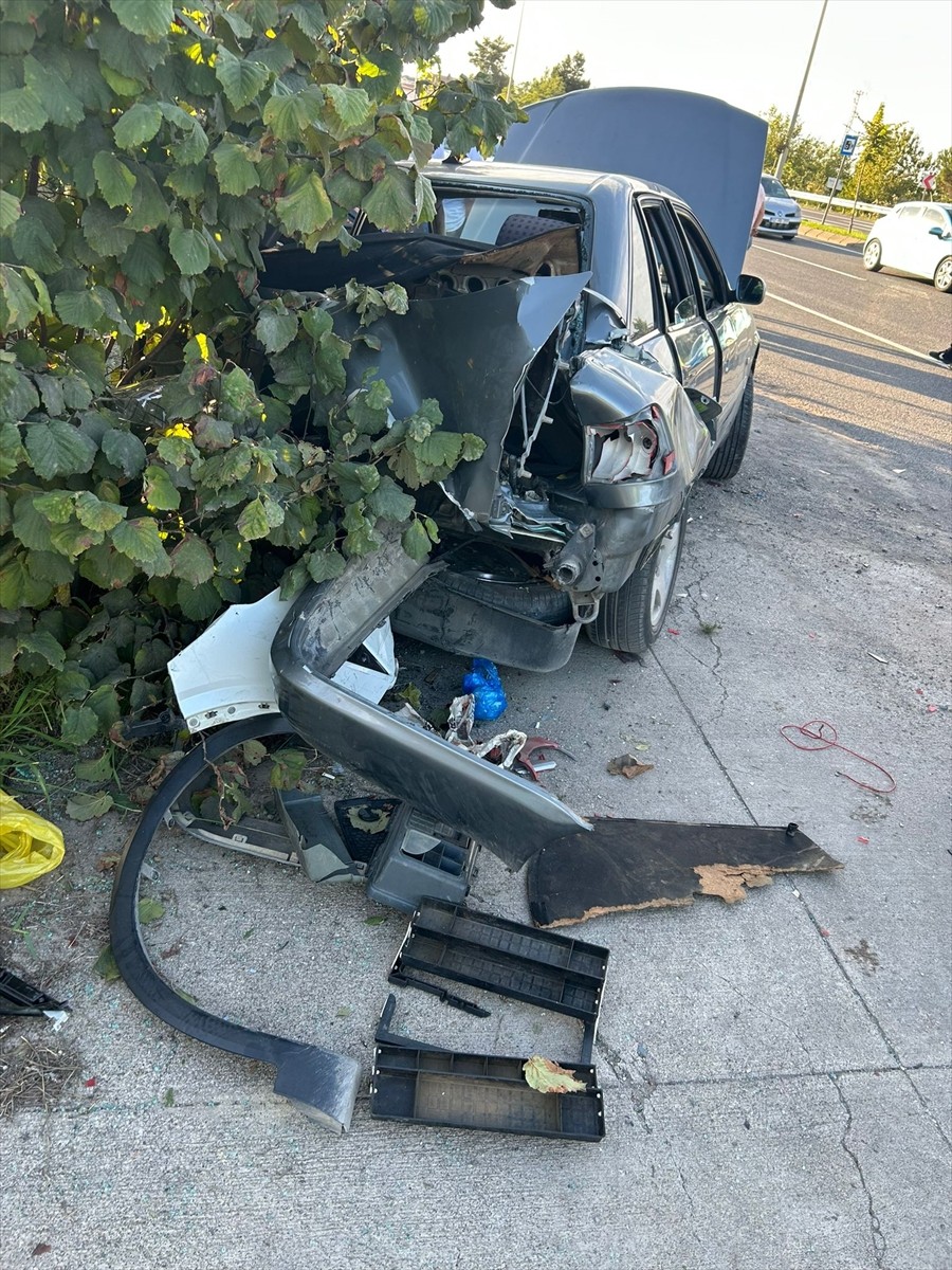 Ordu'nun Ünye ilçesinde otomobilin hız denetimi yapan polis aracına çarptığı kazada biri polis...