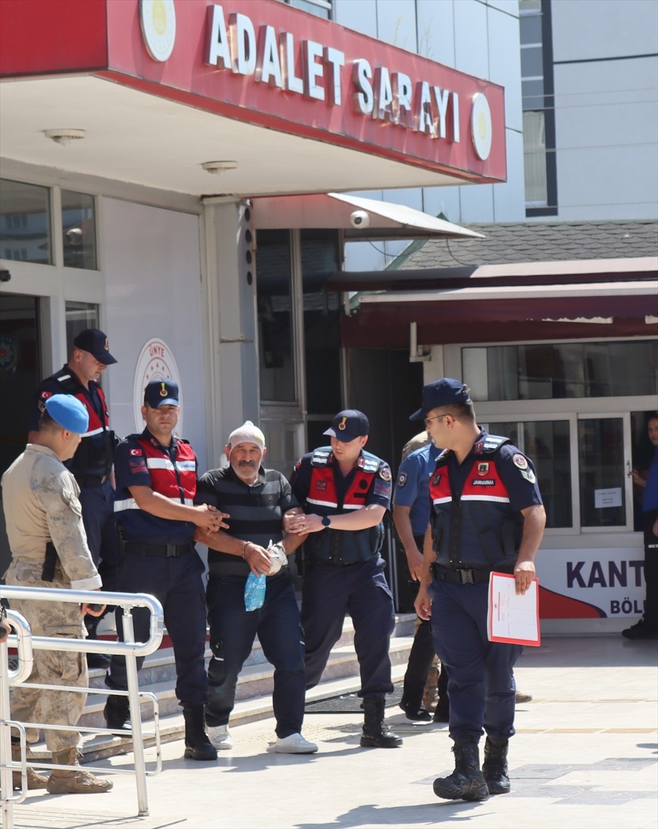 Ordu'nun Ünye ilçesinde silahlı kavgada 2 kardeşi öldüren şüpheli tutuklandı. Zanlı, çıkarıldığı...