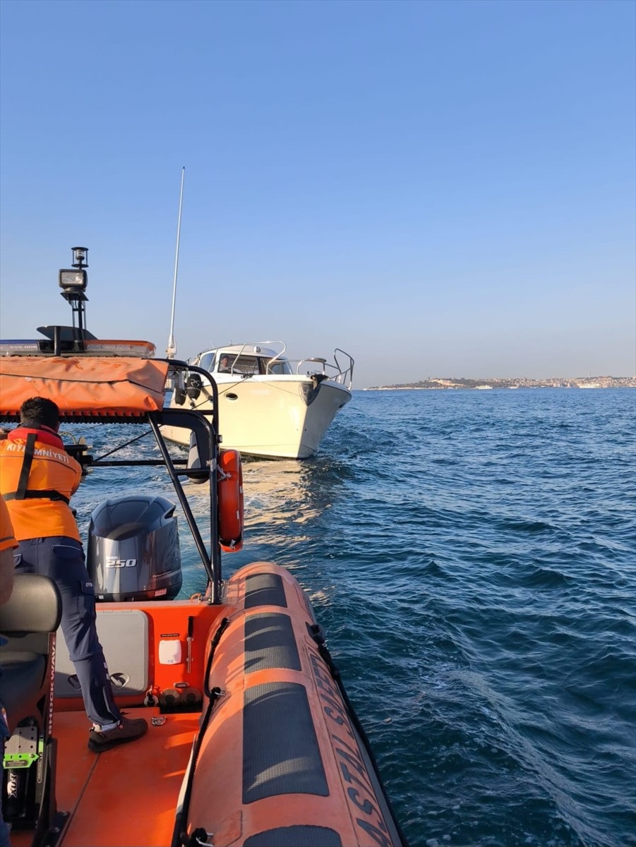 Ortaköy önlerinde makine arızası nedeniyle sürüklenen ve içerisinde 1 kişi bulunan tekne...