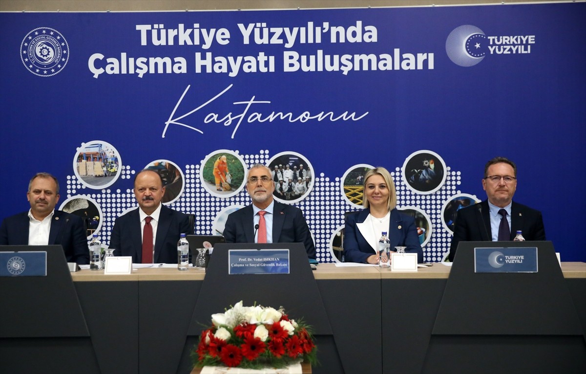 "Türkiye Yüzyılı Buluşmaları" programına katılmak için Kastamonu'ya gelen Çalışma ve Sosyal...