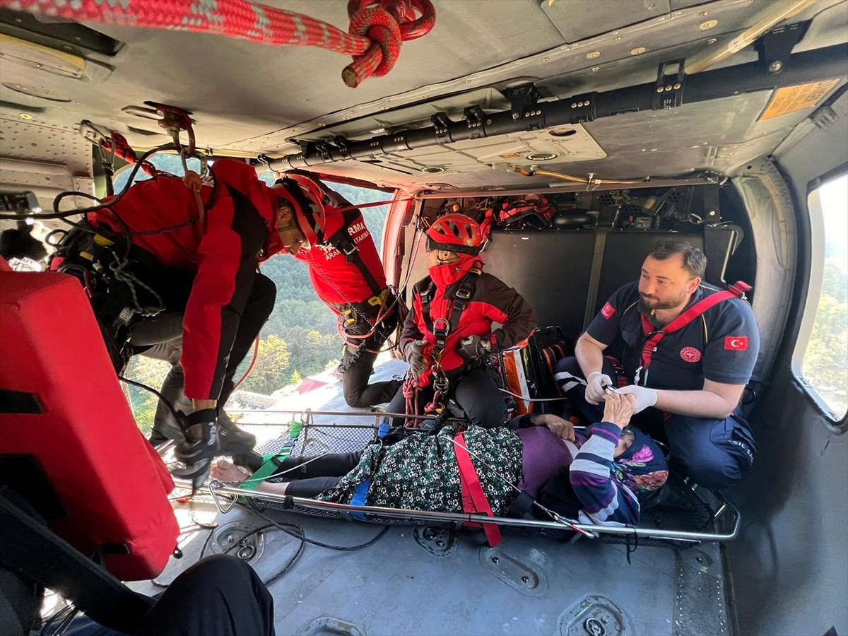 Rize'nin Ardeşen ilçesindeki Nolaşkari Yaylası'nda sel nedeniyle mahsur kalan ve ayağında...