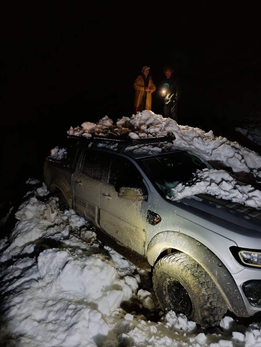 Rize'nin Çamlıhemşin ilçesindeki Trovit Yaylası'nda çığ nedeniyle mahsur kalan 15 kişi ile 8...