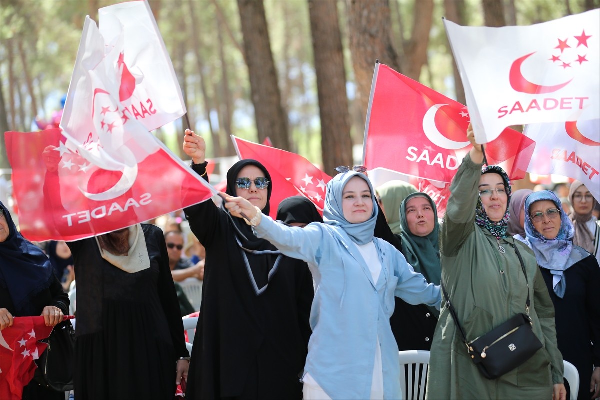 Saadet Partisi Genel Başkanı Mahmut Arıkan (ortada), Antalya'nın Döşemealtı ilçesindeki piknik...
