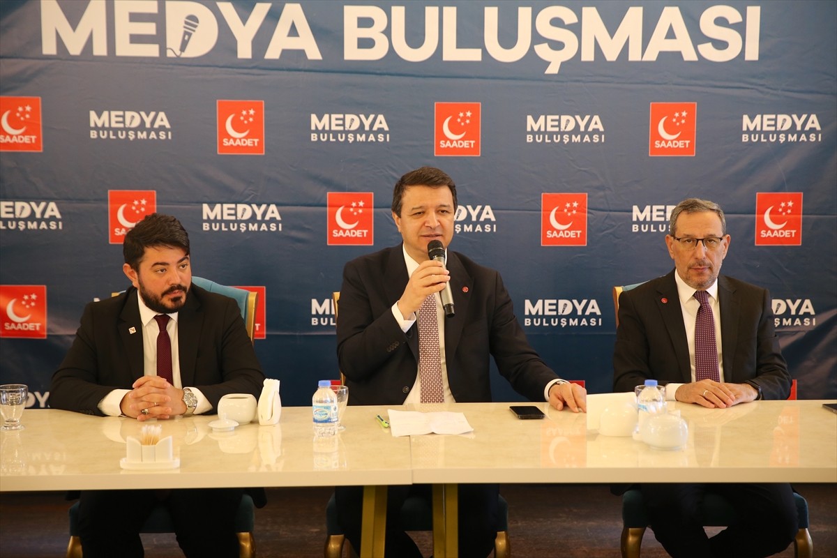 Saadet Partisi Genel Başkanı Mahmut Arıkan (ortada), Erzurum'daki Müceldiği Konağı'nda düzenlenen...