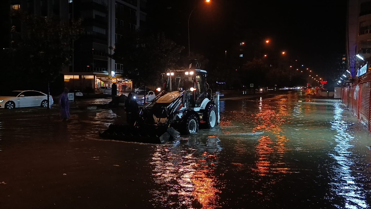 Samsun'da aniden bastıran gök gürültülü sağanak, yaşamı olumsuz etkiledi.Tramvay seferlerinde...