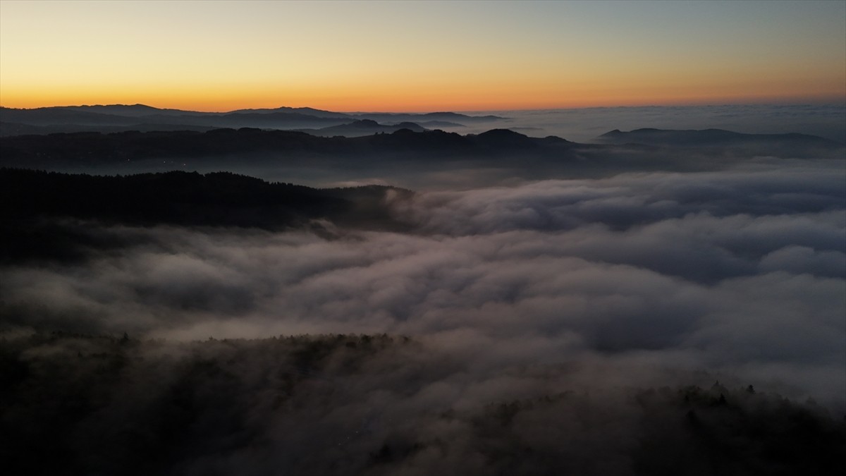 Samsun'un Alaçam ilçesinde 1000 rakımlı bölgede "sis denizi" oluştu. İlçeye bağlı Kızlan...