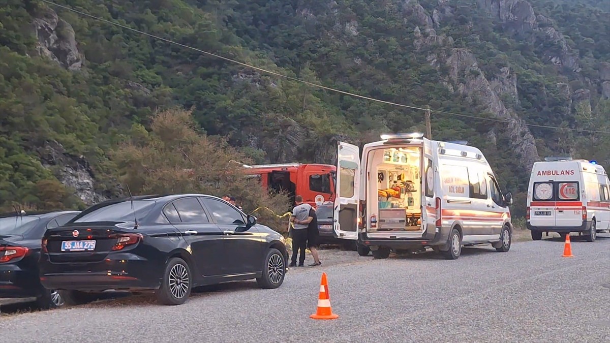 Samsun'un Bafra ilçesinde nehre düşen otomobildeki anne ile çocuğu yaşamını yitirdi. 