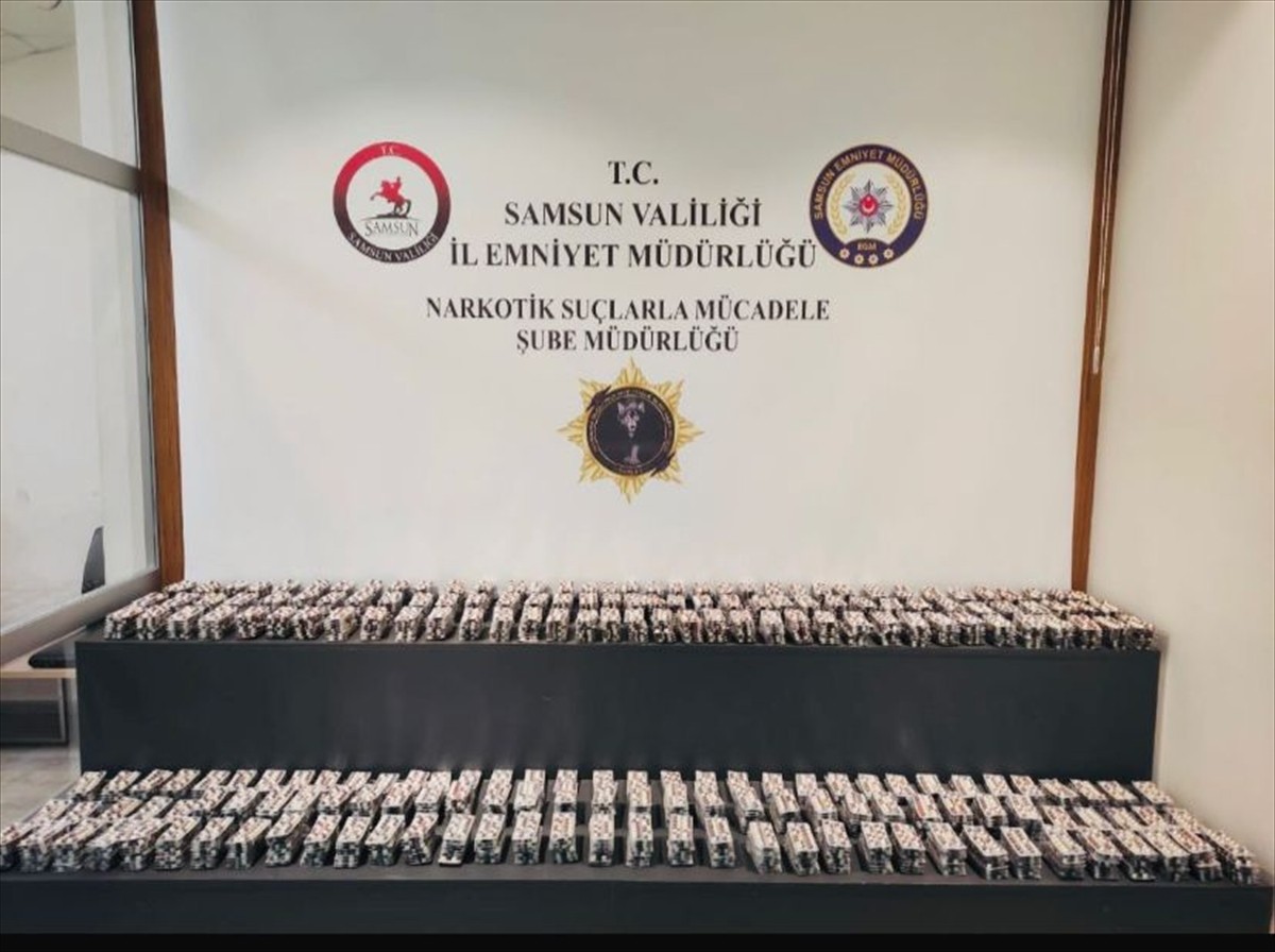 Samsun'un Canik ilçesinde bir depoda yapılan aramada 20 bin 96 sentetik ecza hapı ele geçirildi, 2...