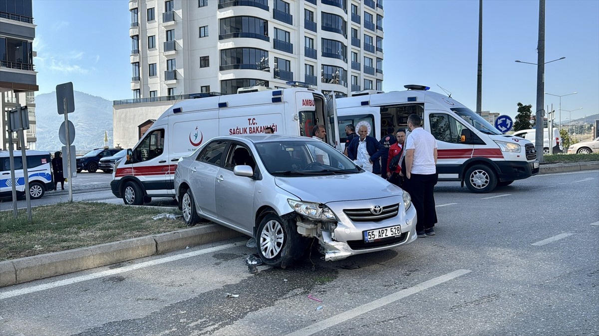 Samsun'un İlkadım ilçesinde iki otomobilin çarpışması sonucu 2 kişi yaralandı.  