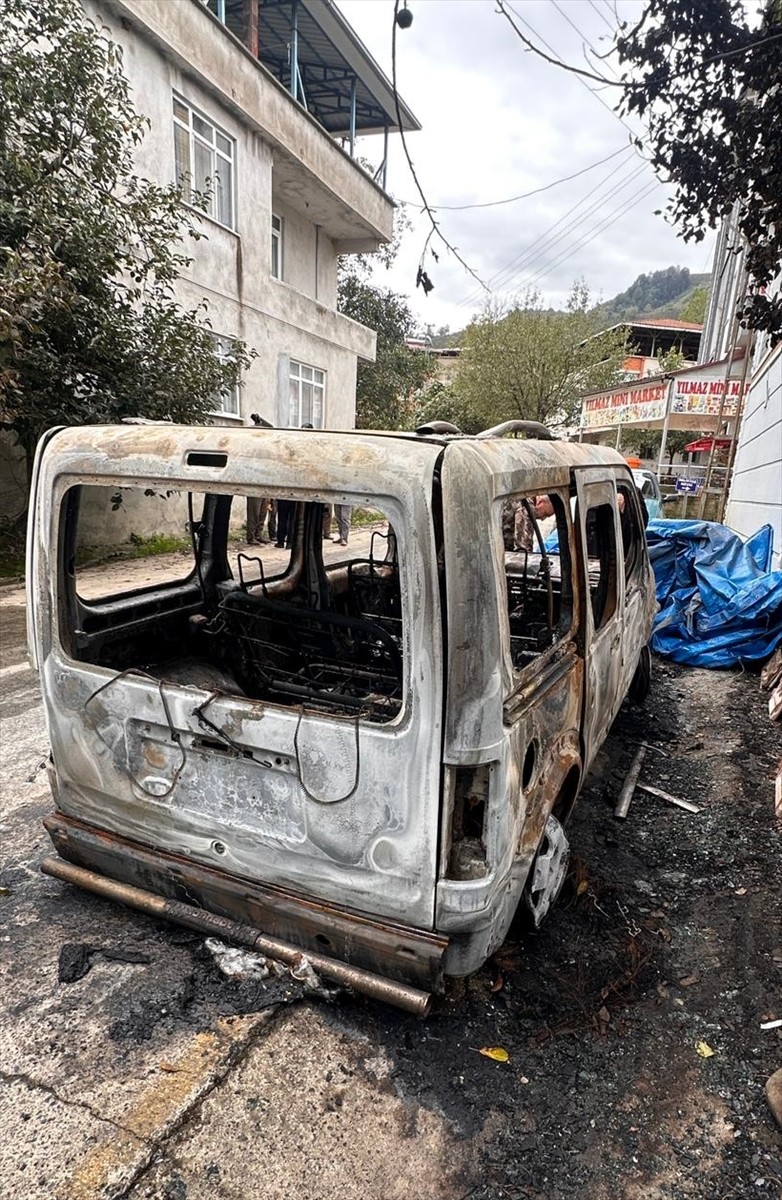 Samsun'un Salıpazarı ilçesinde şehit babasının aracı, kundaklama sonucu yanarak kullanılamaz hale...