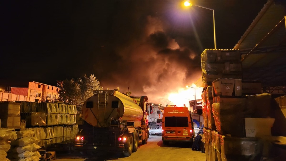 Samsun'un Tekkeköy ilçesinde kereste fabrikasında çıkan yangın söndürülmeye...