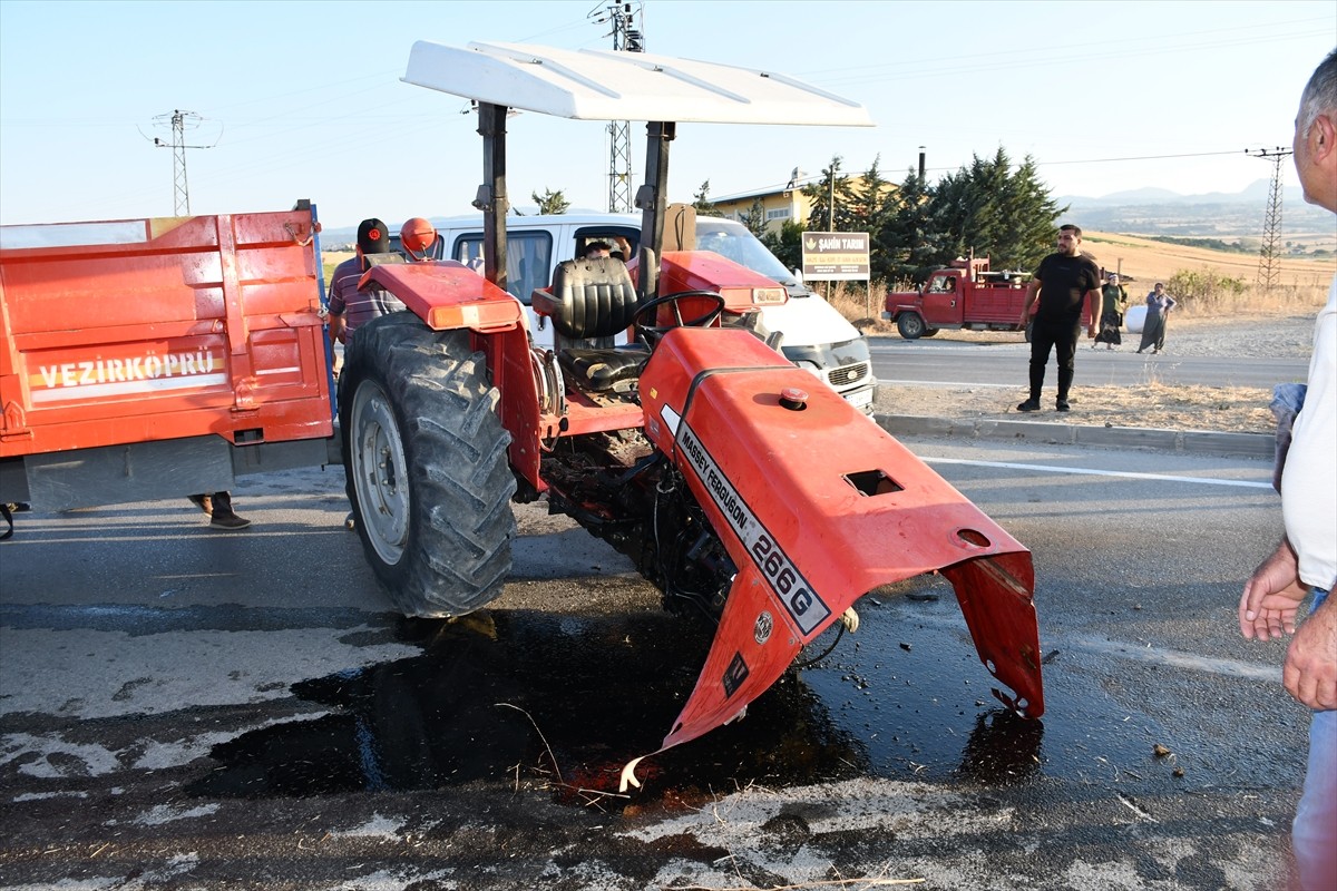 Samsun’un Vezirköprü ilçesinde traktör ile saman balyası taşıyan kamyonetin çarpıştığı kazada 1’i...