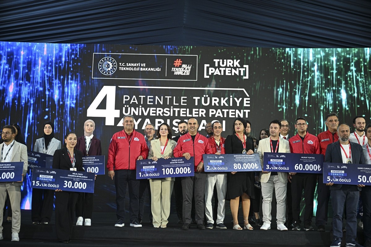 Sanayi ve Teknoloji Bakanı Mehmet Fatih Kacır, İstanbul Atatürk Havalimanı'nda Sanayi ve Teknoloji...