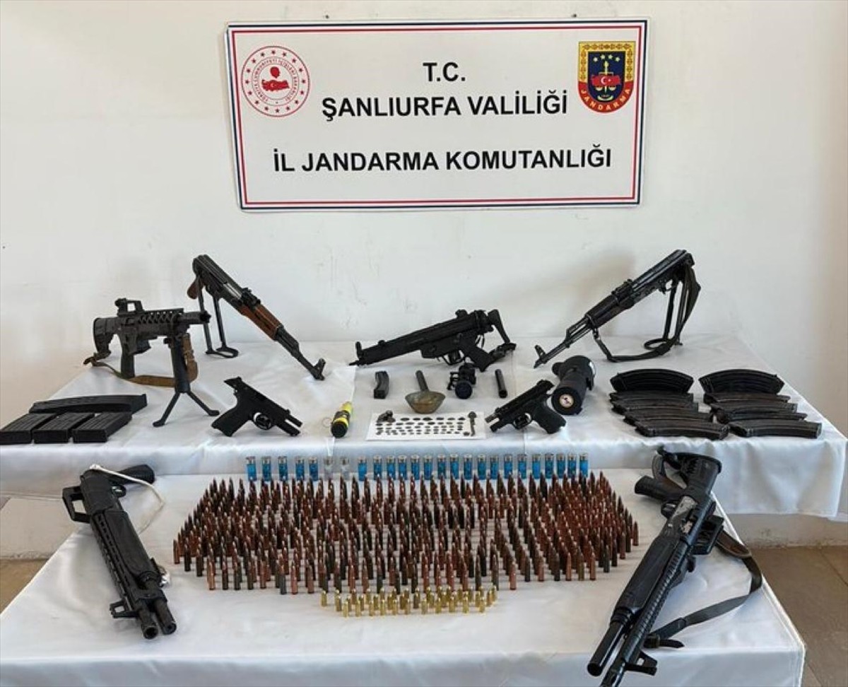 Şanlıurfa'nın Halfeti ilçesinde silah kaçakçılığına yönelik operasyonda 3 şüpheli gözaltına...
