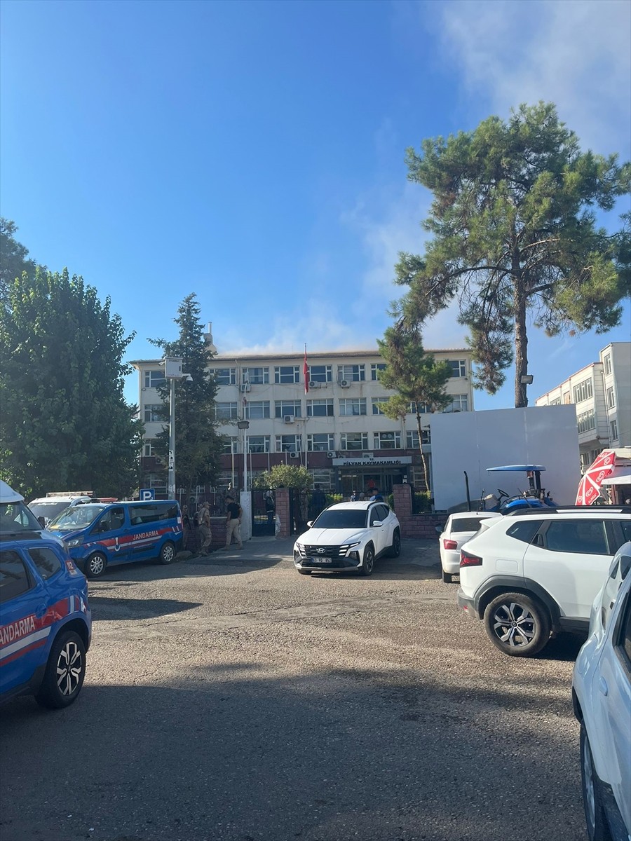 Şanlıurfa'nın Hilvan ilçesindeki Hükümet Konağı'nda çıkan yangın söndürüldü. İtfaiye ekiplerinin...