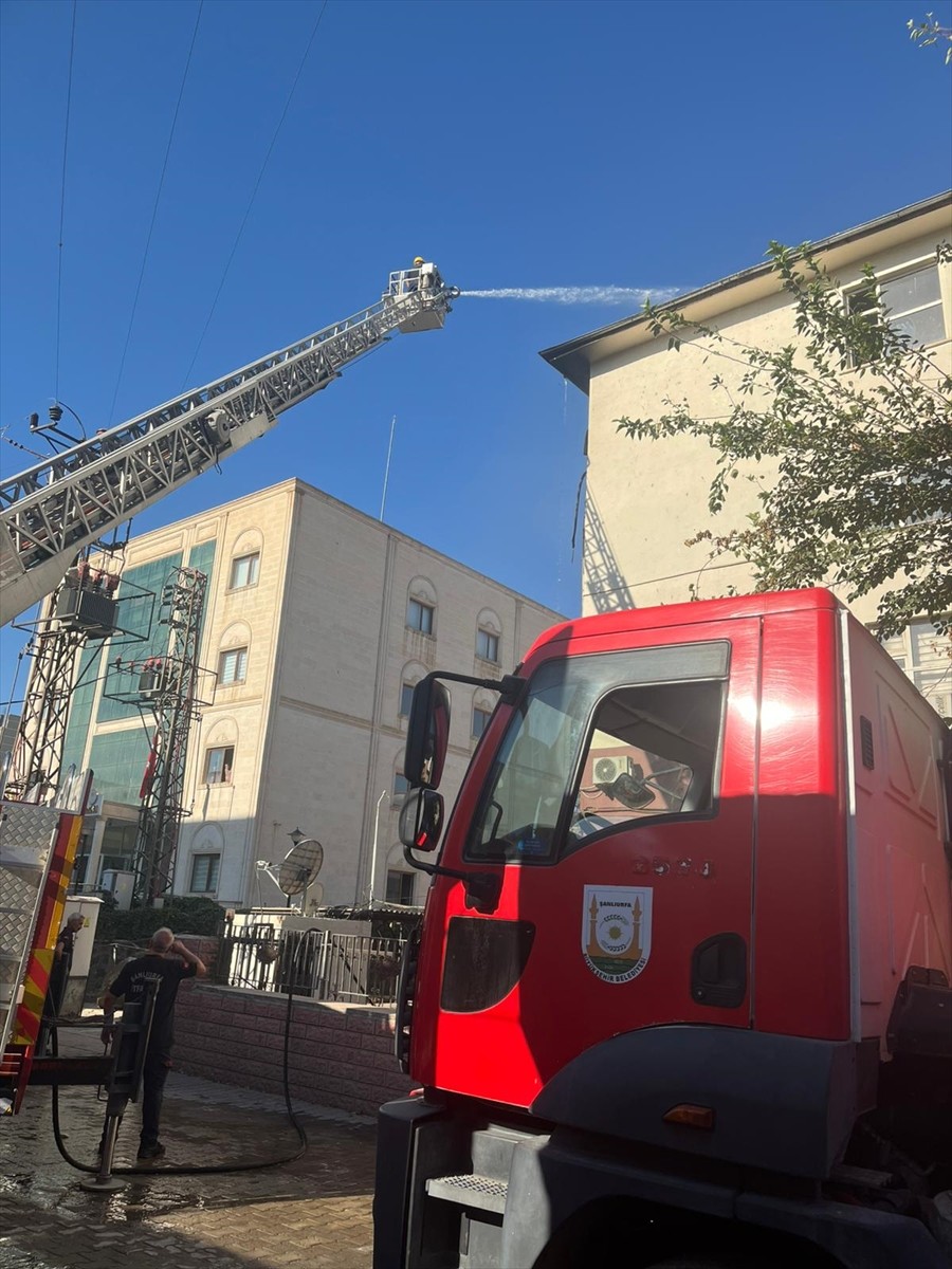 Şanlıurfa'nın Hilvan ilçesindeki Hükümet Konağı'nda çıkan yangın söndürüldü. İtfaiye ekiplerinin...