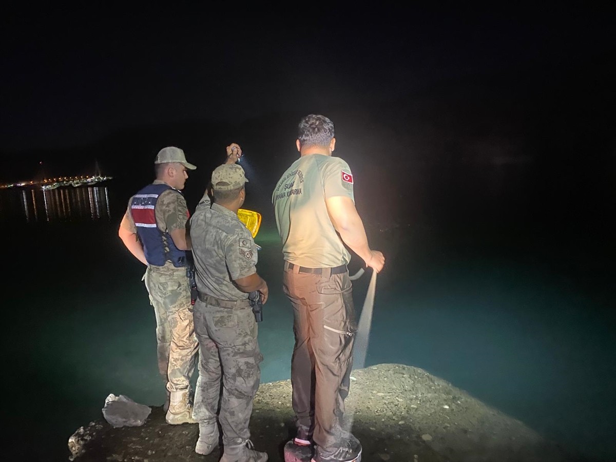 Şanlıurfa'nın Siverek ilçesinde serinlemek için Fırat Nehri'ne giren çocuk, hayatını kaybetti....