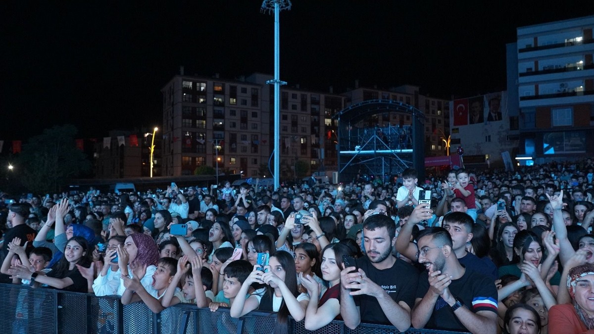Şarkıcı Bayhan Gürhan, Kültür ve Turizm Bakanlığınca Şırnak'ta Adliye Meydanı'nda düzenlenen "Bir...