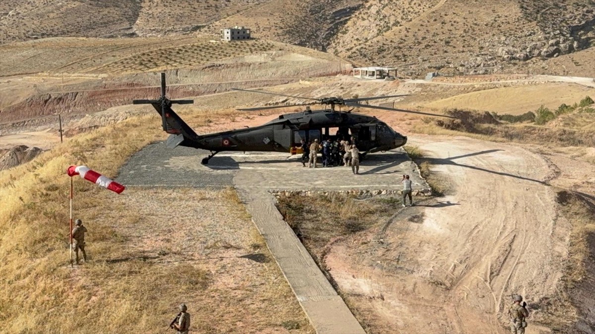Siirt'in Eruh ilçesinde iş kazası sonucu yaralanan işçi askeri helikopterle hastaneye...