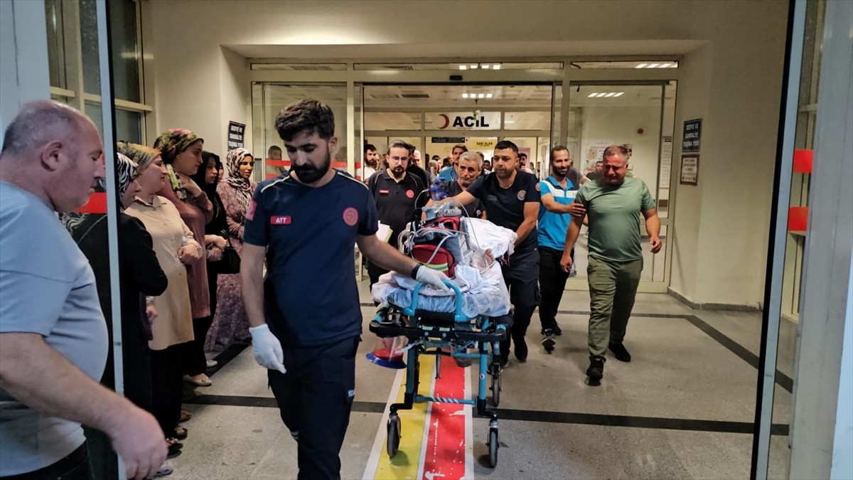 Siirt’te yolun karşısına geçmeye çalışırken önce otomobilin, ardından kamyonetin çarptığı çocuk...