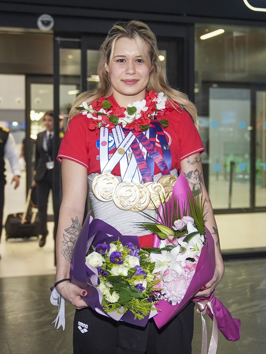 Singapur'da düzenlenen Dünya Para Yüzme Şampiyonası'nda 5 altın madalya kazanan milli sporcu Defne...