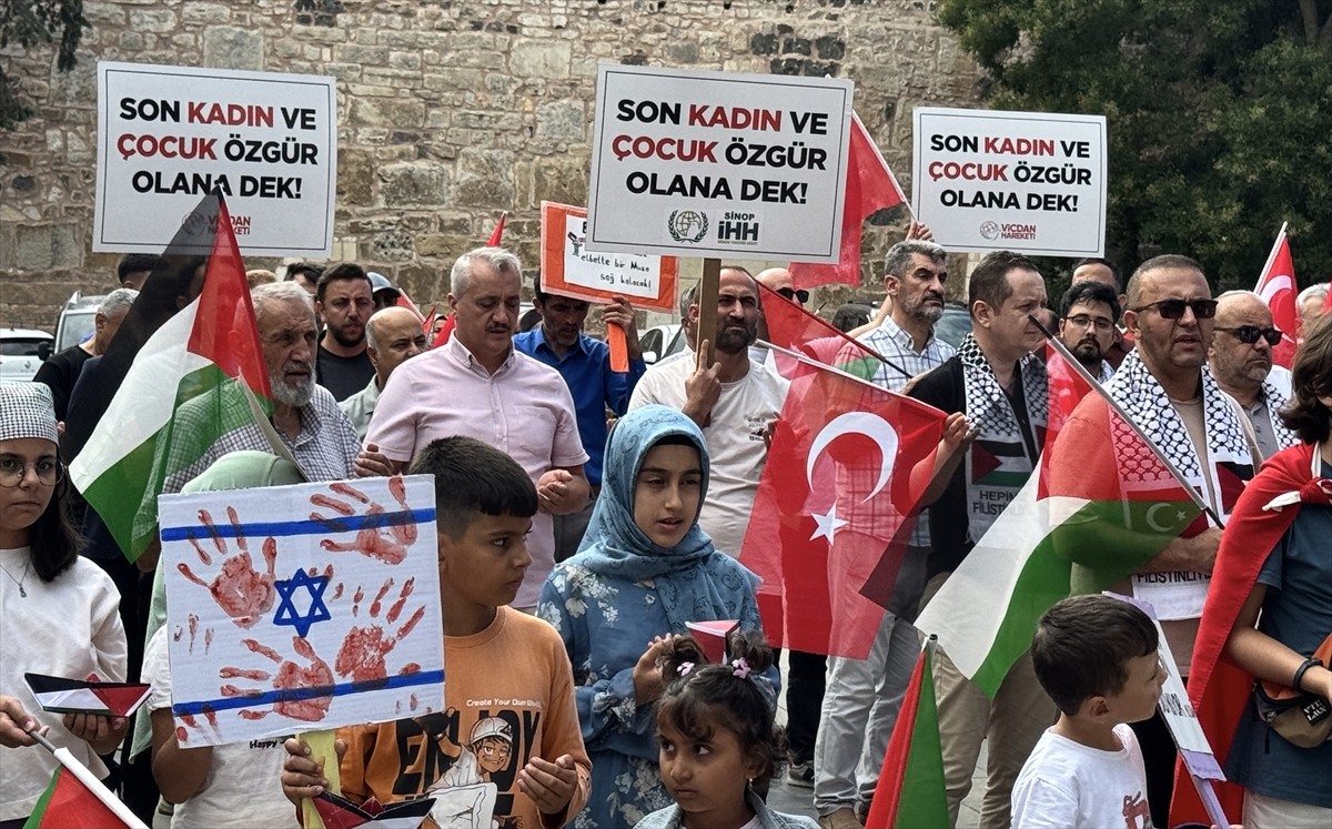 Sinop'ta "Filistin'e Destek Platformu'nun" çağrısı üzerine Uğur Mumcu Meydanı'nda toplanan...