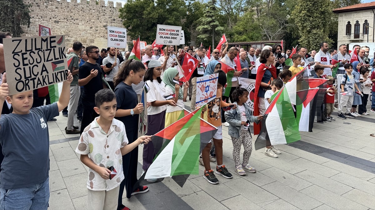 Sinop'ta "Filistin'e Destek Platformu'nun" çağrısı üzerine Uğur Mumcu Meydanı'nda toplanan...