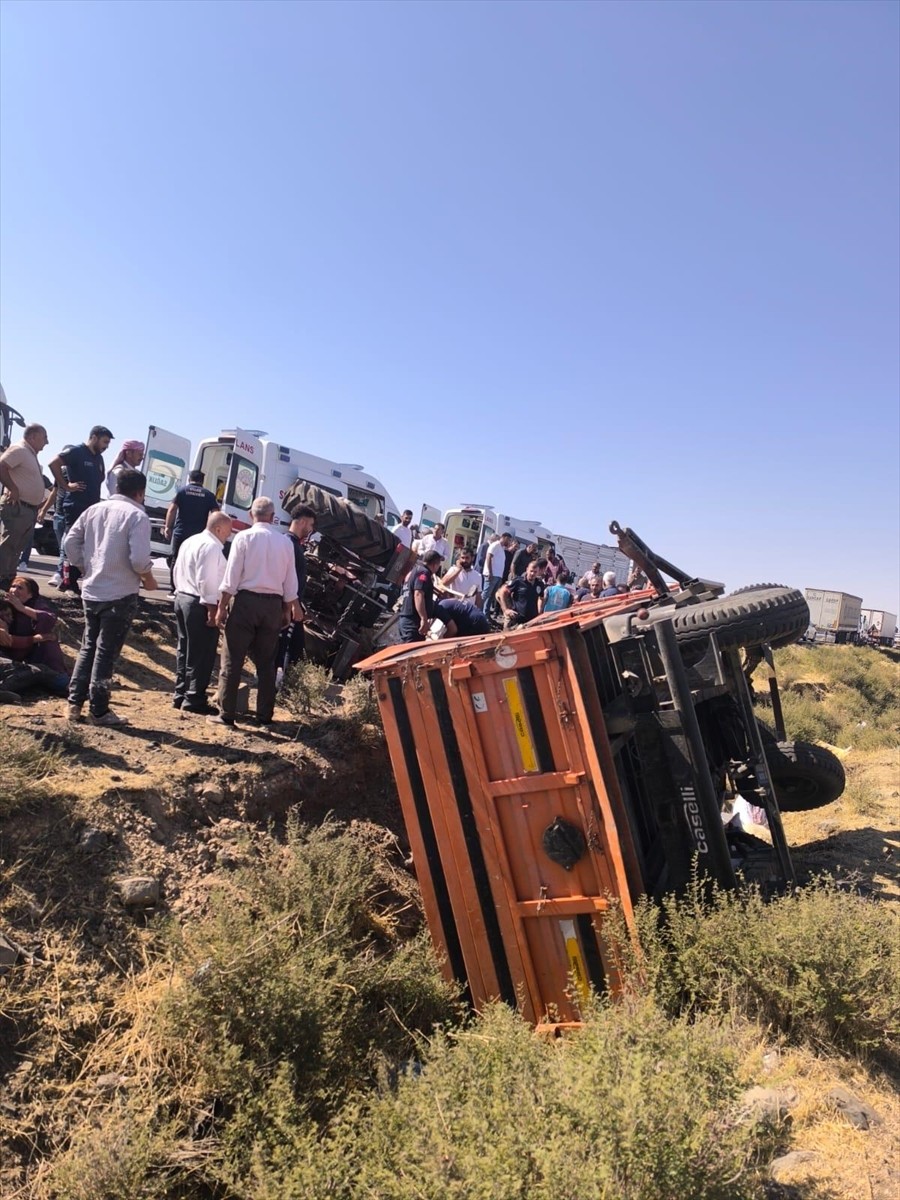 Şırnak'ın İdil ilçesinde traktörün devrilmesi sonucu römorkun altında kalan kişi hayatını...
