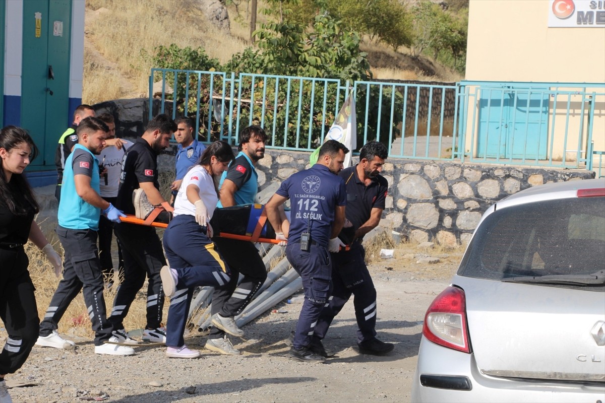 Şırnak'ta kontrolden çıkarak refüje çarpan araçta anne ve bebeği ağır yaralandı. Yaralılar...