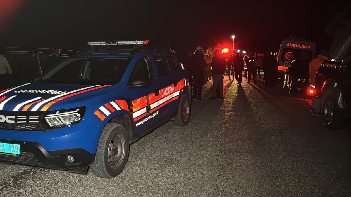 Sivas'ın Doğanşar ilçesinde otomobilin uçuruma yuvarlanması sonucu 4 kişi hayatını kaybetti. İhbar...