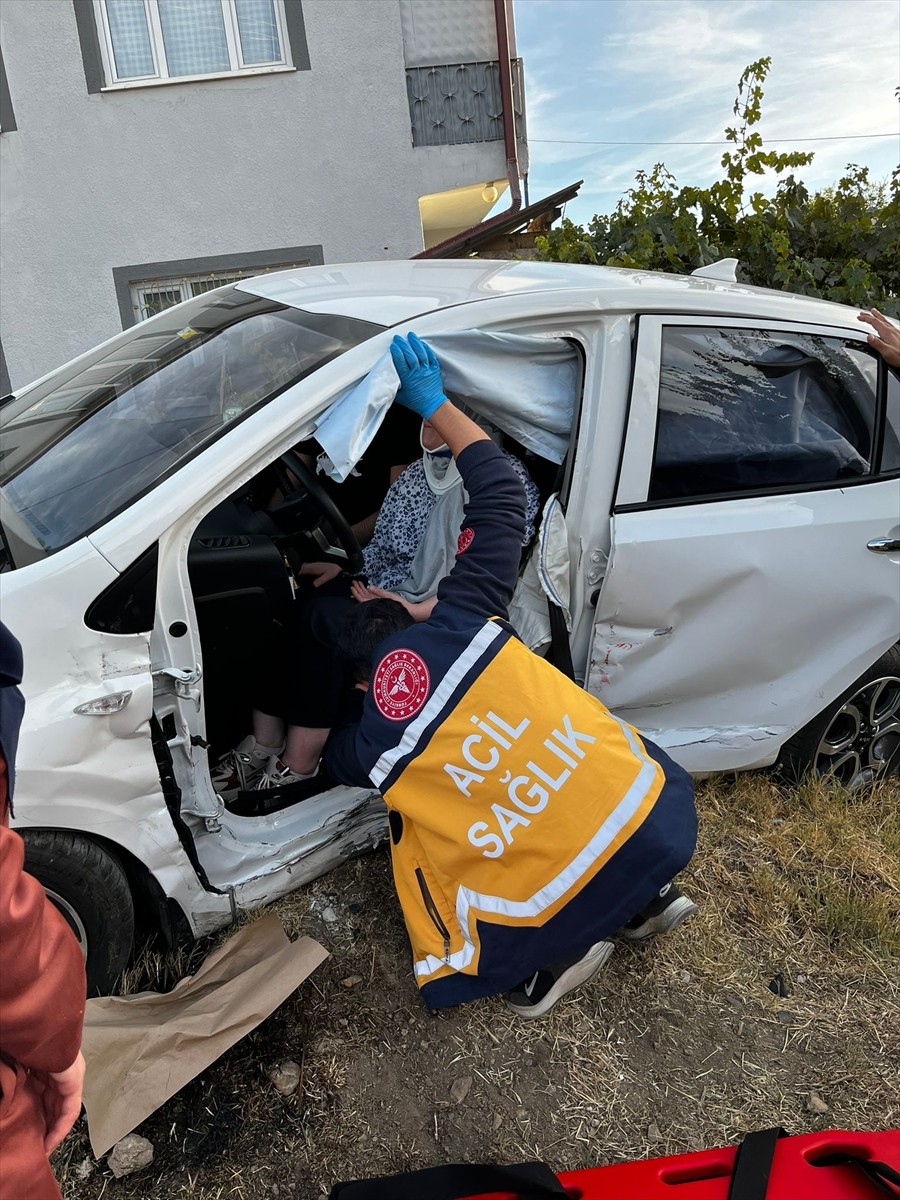 Sivas'ın Gemerek ilçesinde iki otomobilin çarpışması sonucu 3 kişi yaralandı.