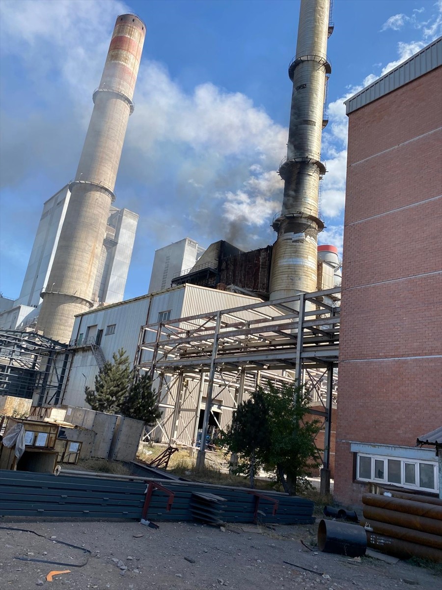 Sivas'ın Kangal ilçesinde, Kangal Termik Santrali'nin bacasında henüz belirlenemeyen bir nedenle...