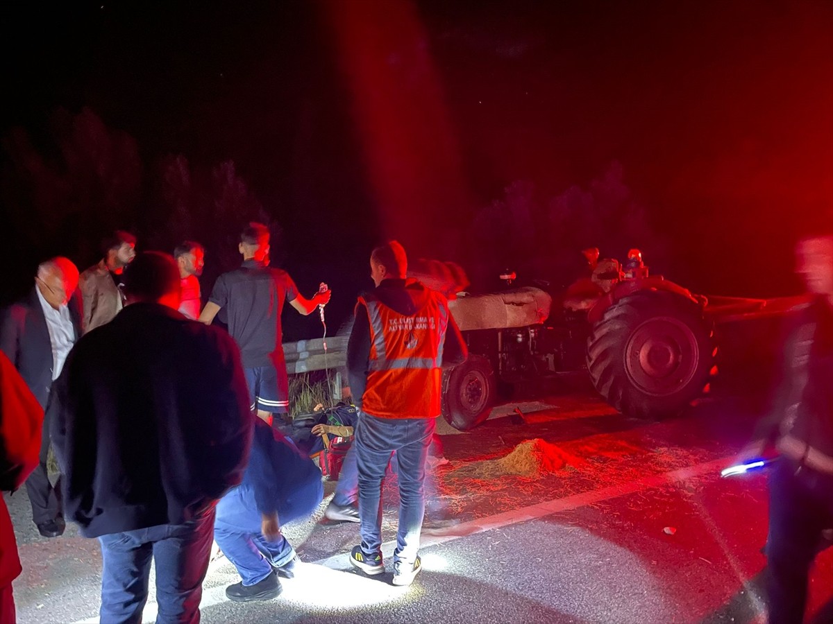 Sivas'ın Suşehri ilçesinde iki otomobil ve bir traktörün karıştığı zincirleme kazada 10 kişi...