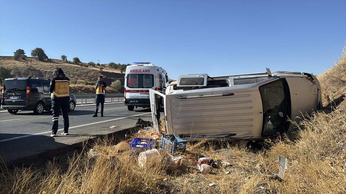 Sivas'ta hafif ticari aracın devrilmesi sonucu 4 kişi yaralandı. Kaza yerine sağlık ekipleri sevk...