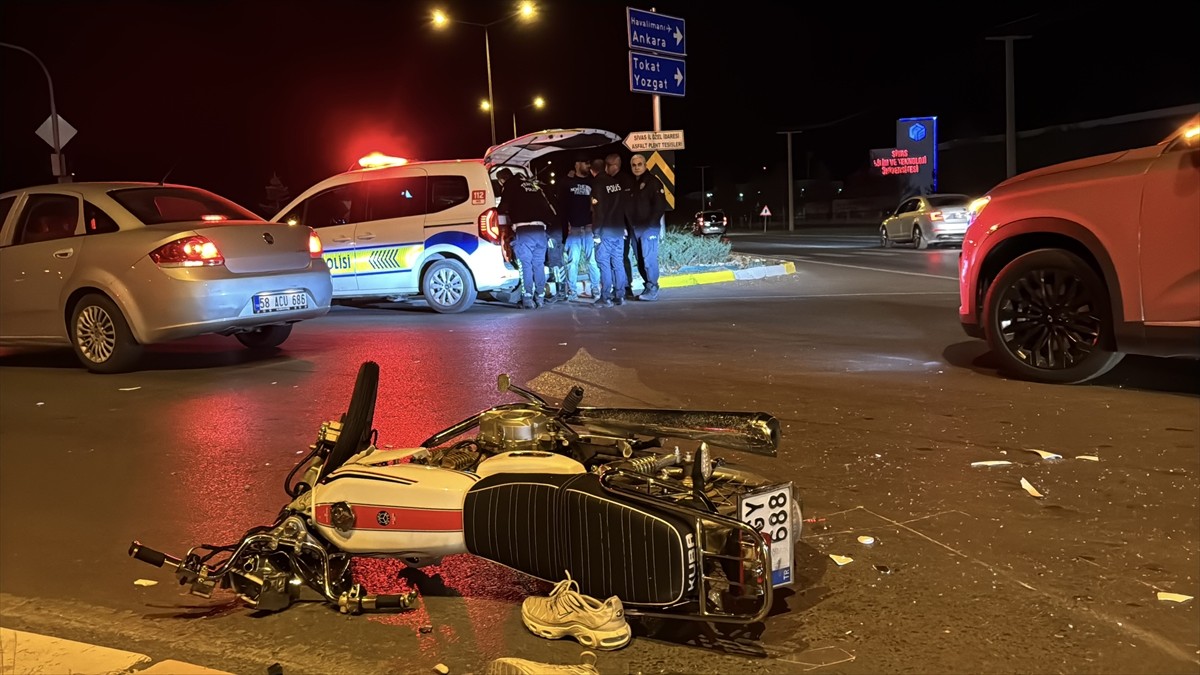 Sivas'ta otomobil ile motosikletin çarpışması sonucu 1 kişi ağır yaralandı.
