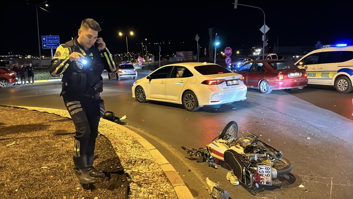 Sivas'ta otomobil ile motosikletin çarpışması sonucu 1 kişi ağır yaralandı.