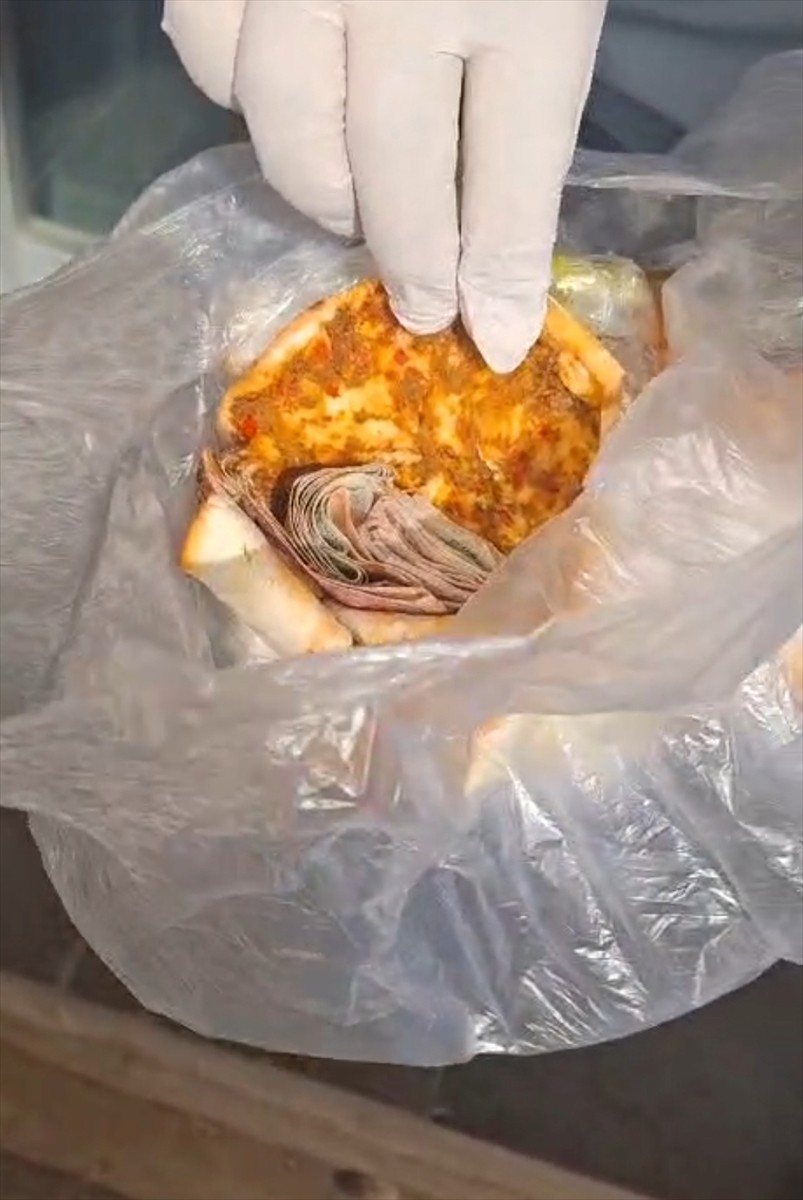 Sivas'ta zabıta ekiplerince yakalanan dilencilerden birinin topladığı paraları lahmacunun içine...