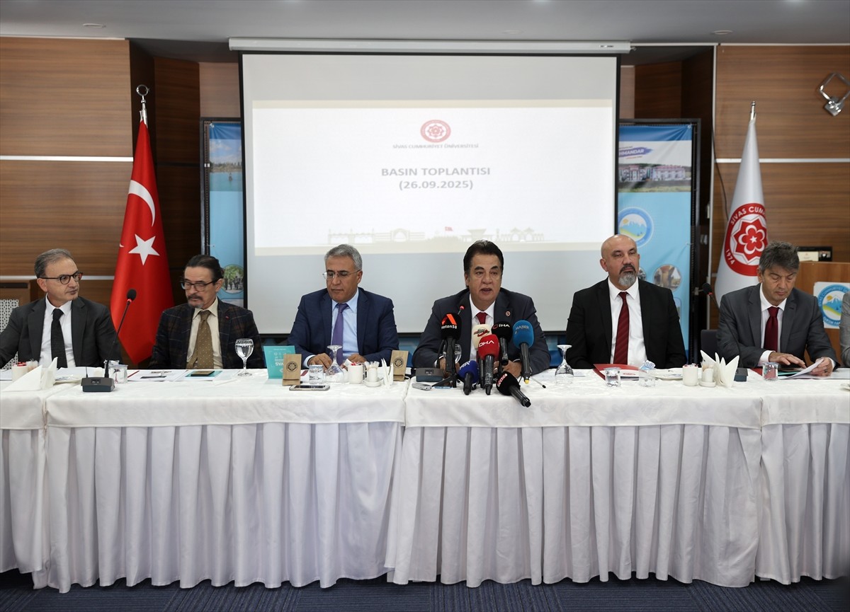 Sivas Cumhuriyet Üniversitesi Rektörü Prof. Dr. Ahmet Şengönül (sağ 3), düzenlediği basın...