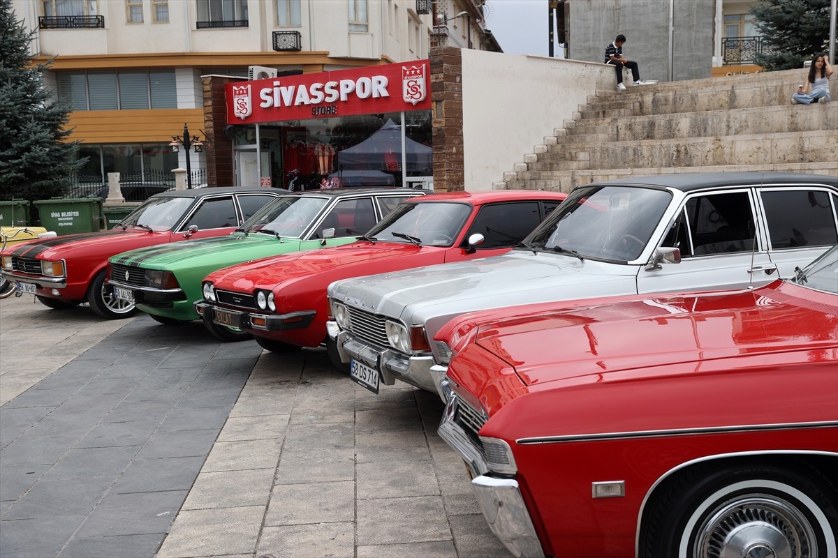 Sivas Kongresi'nin 106. yıl dönümü etkinlikleri kapsamında Klasik Otomobil Fuarı açıldı.