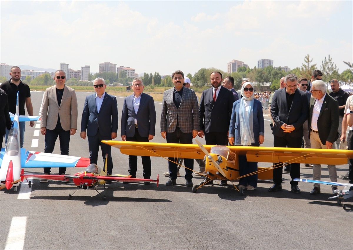 Sivas Kongresi'nin 106. yıl dönümü etkinlikleri kapsamında, Sivas Belediyesince yaptırılan Cengiz...