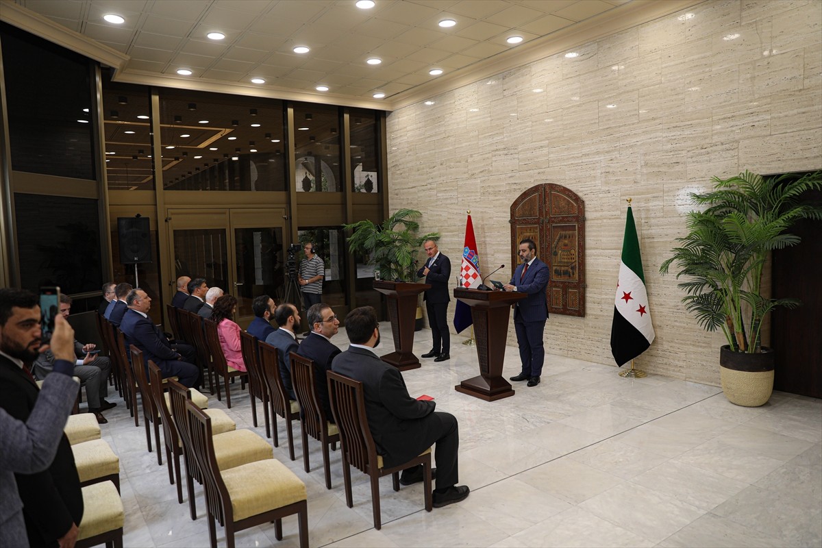 Suriye Dışişleri Bakanı Esad Hasan Şeybani (sağda), Hırvatistan Dışişleri ve Avrupa İşleri Bakanı...